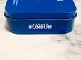 【パペットスンスン付録：缶ケース】側面にもSUNSUNのロゴ入りなのがうれしいポイント！