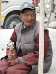 道端に座っていたおじいさん。チベット仏教名物、ぐるぐる回すと幸せになるらしいガラガラみたいな仏具を持っている。