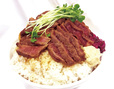 白肉屋（名古屋／中区）　「ステーキ丼特盛」980円 ガツな人々にオススメしたいのが、このステーキ丼特盛。総重量1.2kgで肉の量も300g！ 1日10食限定なので急げ!!