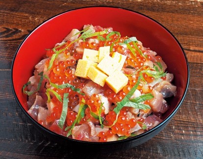 ネタ14種にマグロ約800gも！「u201cメガ盛りu201d海鮮丼」がうまい店はここだ 