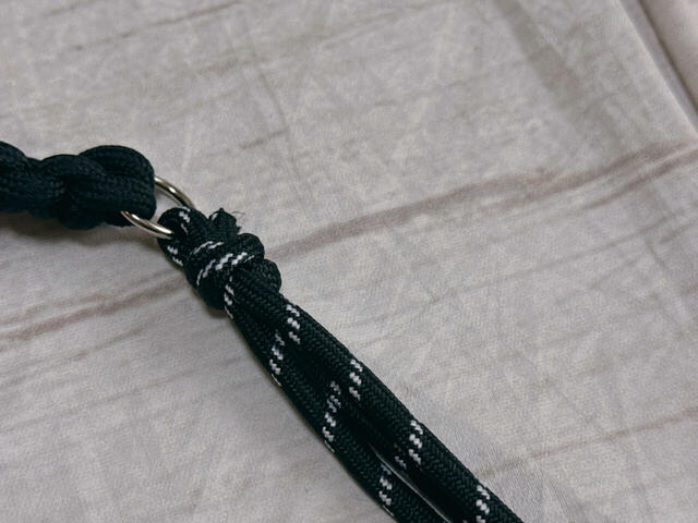 取り外し可能なコード素材のショルダーストラップ付き。結び目で長さ調整も可能！