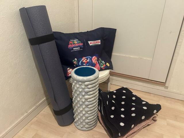 【クリスピー・クリームドーナツ×映画『ザ・スーパーマリオギャラクシー・ムービー　コラボエコバッグ】サイズが大きいので、子どもの遠征の持ち物や私のヨガセット（ヨガマットとフォームローラーとバスタオル２枚）が十分入ります