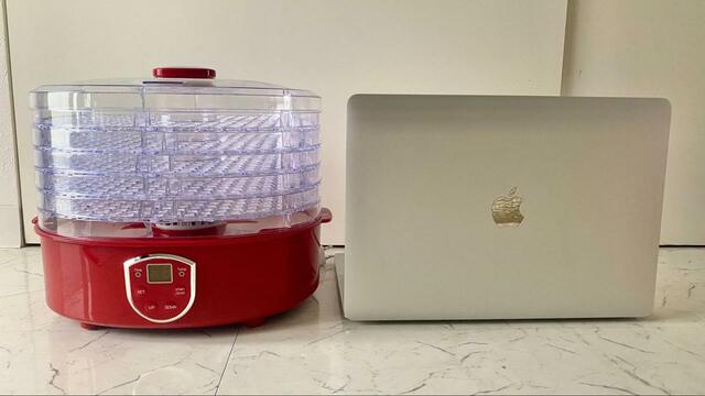 【ヘルシーフードドライヤー】収納時の低い状態（MacBookと比較）