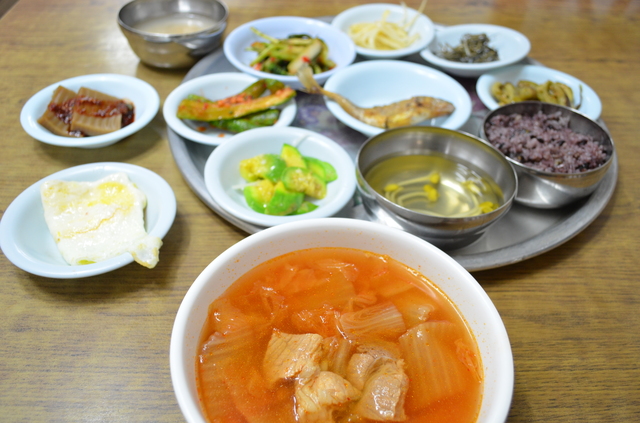 「ミョンウォルチッ」のペクパン7000ウォン。キムチチゲ（手前）と野菜をたっぷり摂れるおかず群
