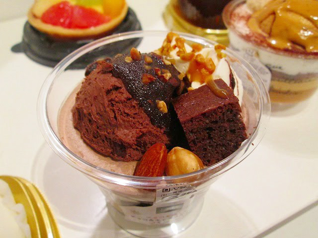 チョコ&キャラメルナッツパフェ（ローソン）