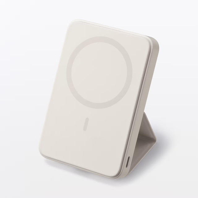 無印良品「スマホスタンドにもなるモバイルバッテリー（マグネット式充電対応5000mAh） 」4,990円（税込）