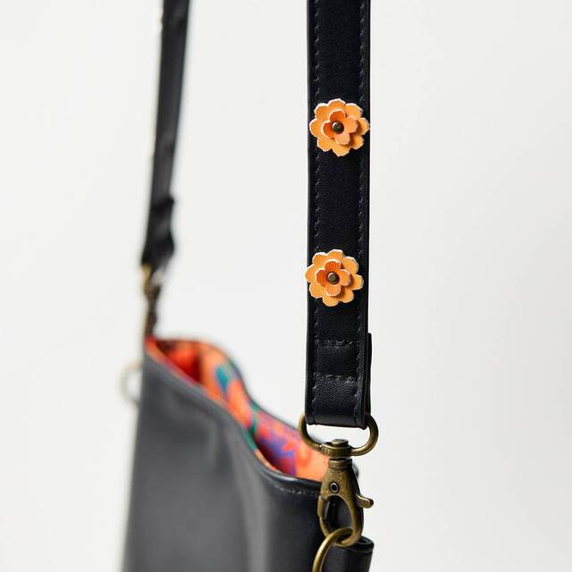 ギターアップリケ付きスマートフォンショルダーバッグ「リメンバー・ミー」｜￥ 5,490 （税込）