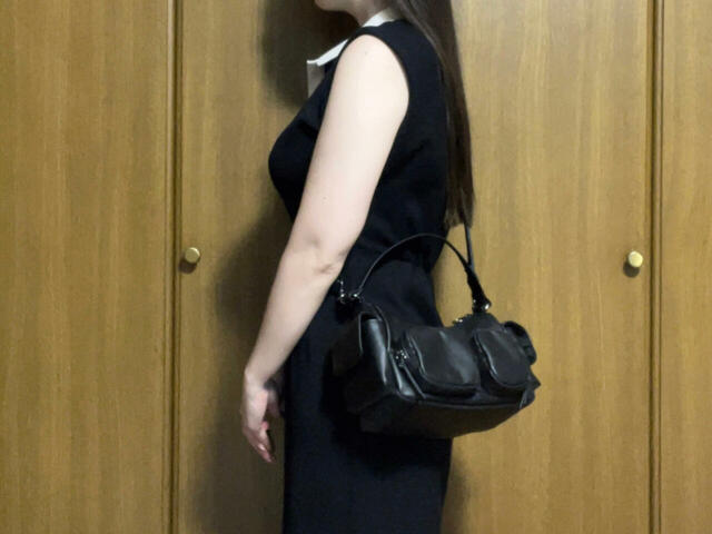 ショルダーストラップを短めにして、肩がけで持ったスタイル