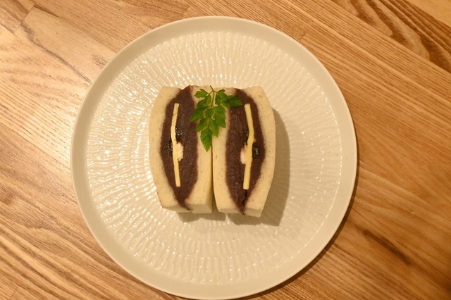 【ペリカンカフェ 麻布台ヒルズ店】「醤油レーズンあんバターサンド ゴルゴンゾーラ入り」￥1,320