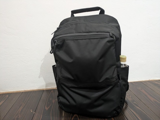 【ユニクロ ファンクショナルバックパック】荷物を入れても自立するのが地味に嬉しい