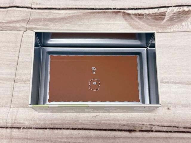 缶の底にもかわいいデザイン入り！