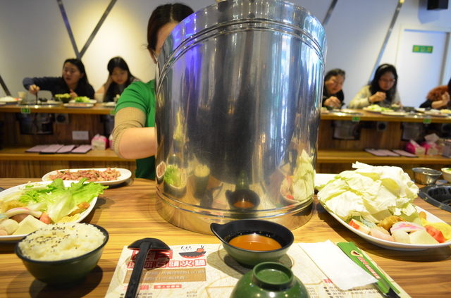 この店はセルフではなくスタッフが世話を焼いてくれる