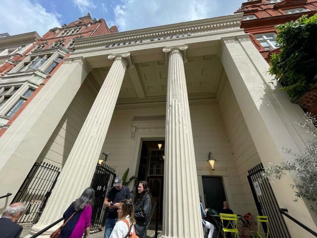 街なかに突如現れた立派な教会。中に入るとあっと驚く風景が待っていた