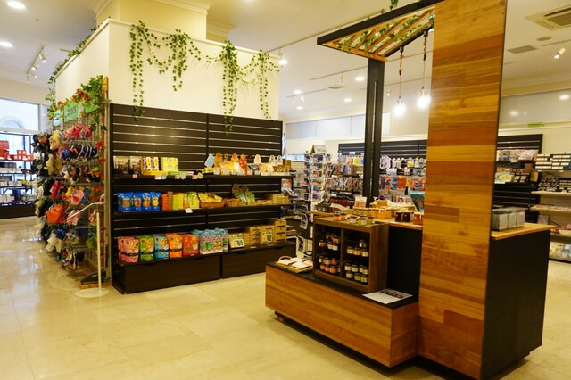 【オリエンタルホテル 沖縄リゾート&スパ】お土産やリゾートアイテムなどが揃う「KBC ショップ」は7:00~24:00の営業。飲み物などもあるので、コンビニとしても利用できる