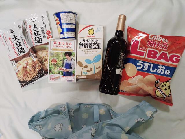 ワイン、ポテトチップスなどがたっぷり入る