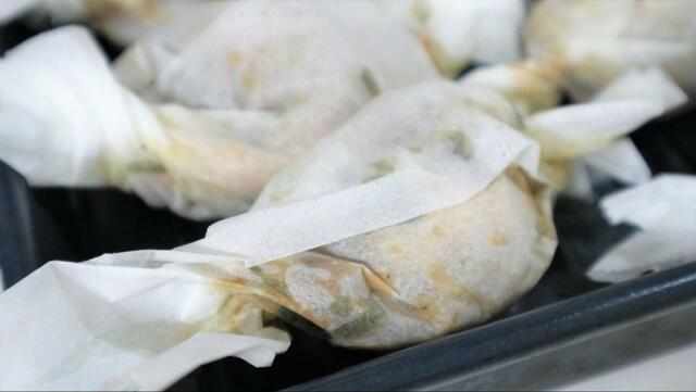 【カルディ 紙包鶏（ペーパーチキンの素）紙の内側に蒸気が付く熱々さ