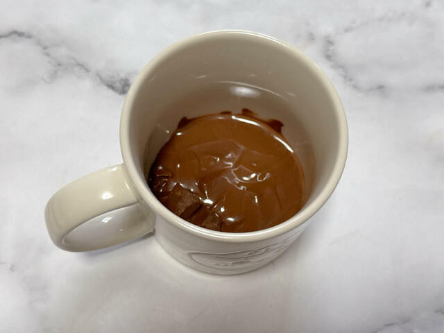 600Wの電子レンジで1分加熱。少しチョコが残っていますが…