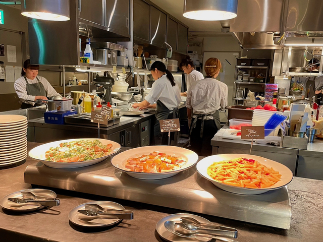 【モアザン タパス ラウンジ】オープンキッチンで作った料理が次々とテーブルに並べられていく