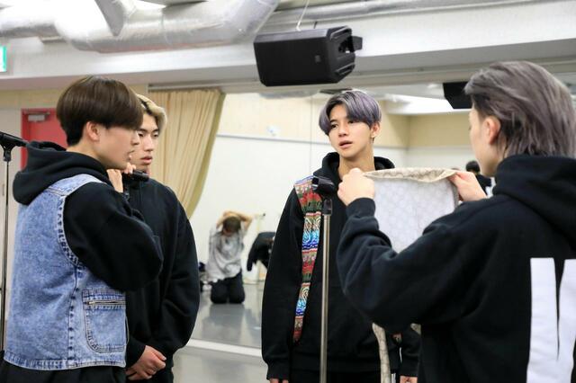 終えたばかりの楽曲について話し合うKAITO、MASAYA、REIA、IIZUKA SOUMA