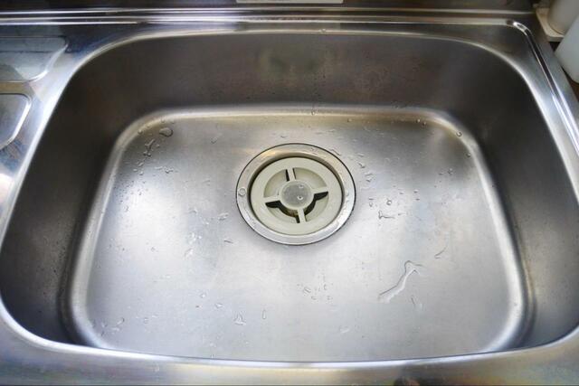 【Tipo s 超撥水剤 弾き! 防汚コーティング剤】使用前。全く水を弾いてくれないシンク