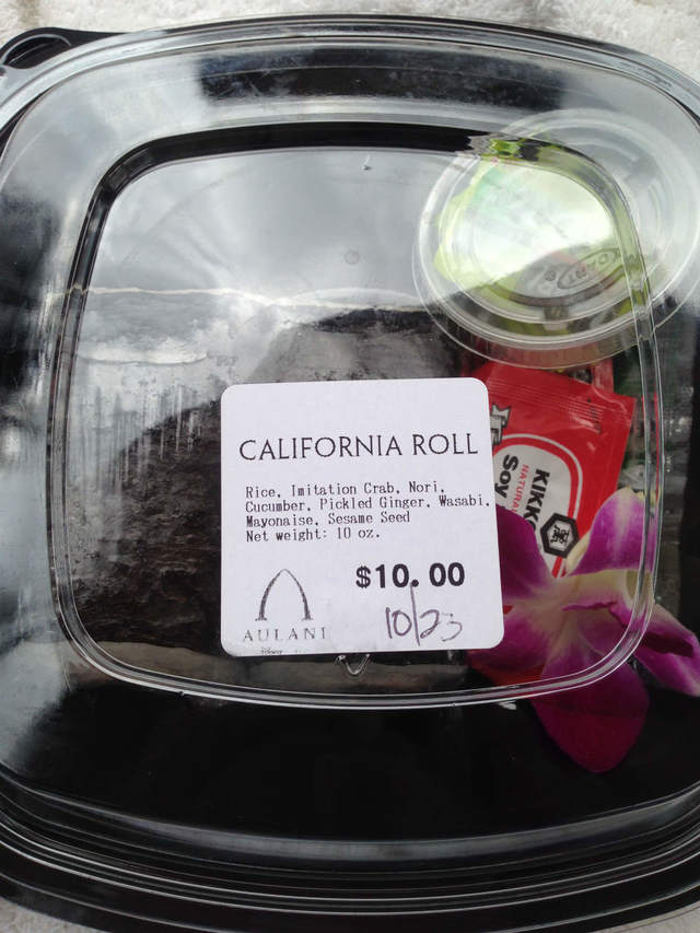 ウル・カフェとリトルオピヒーズで売っていました、きゅうりの入った海苔巻き。