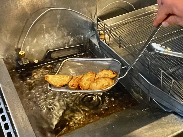 【渋谷餃子 新宿西口店】揚げ餃子を注文すると、揚げたてが運ばれてきます