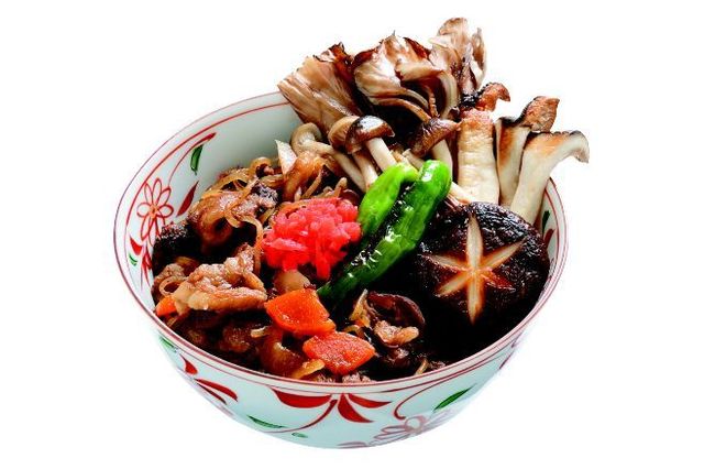 四種のキノコと牛スジ煮込み丼 