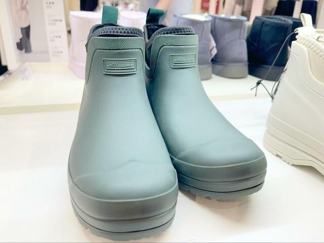 【ワークマン レディース撥水サファリサイドゴア】カラーはグリーンとホワイトを確認。グリーンも明るめトーンでおしゃれな印象です◎