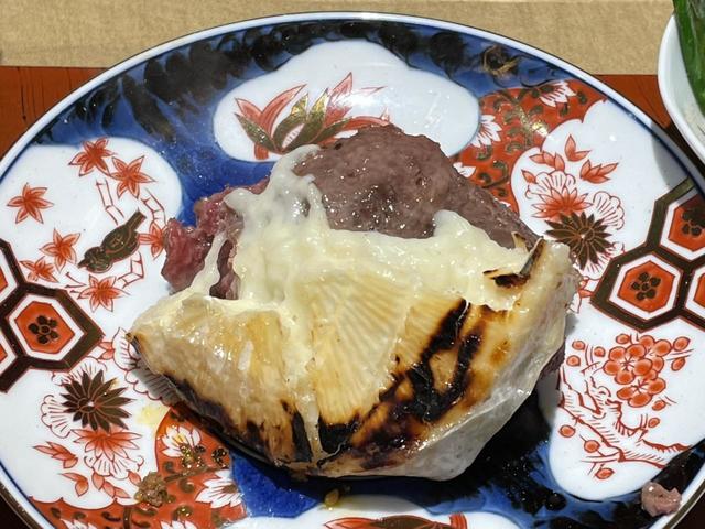 【釜元はん米衛中目黒店】ハンバーグにカマンベールをのせていただく