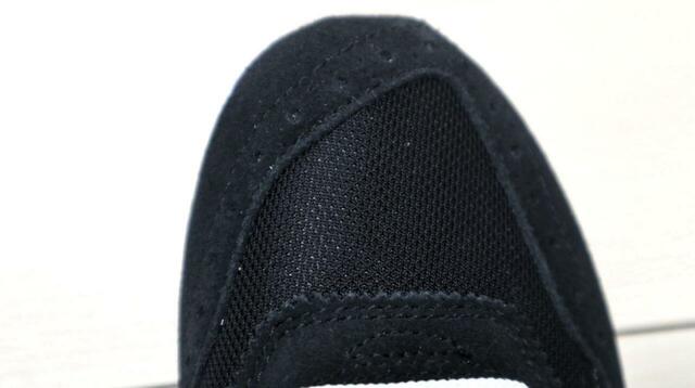 【ニューバランス WL996TV2】アッパーはスエードとメッシュ素材の組み合わせで、全体的にマットな印象。大人っぽい雰囲気です♪