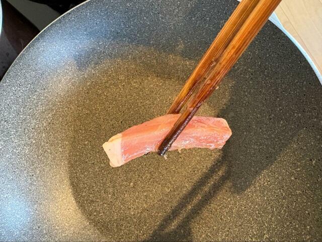 【ロピア 豚ローススティック(米国産)】甘口醤油だれで味付けされているため、焼くだけで簡単に香ばしい一品が楽しめます◎