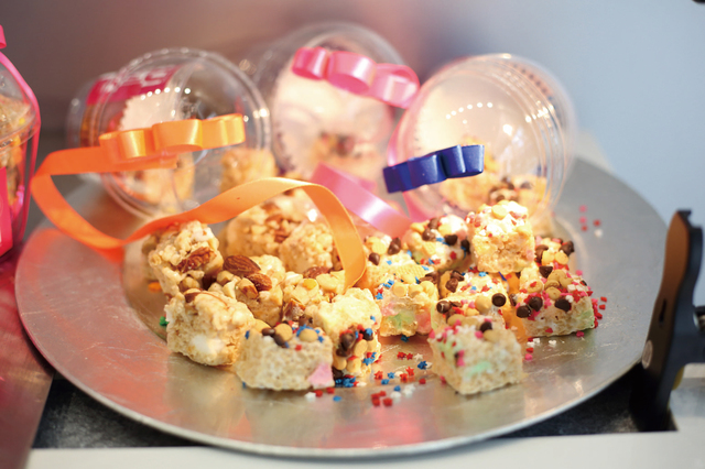 マシュマロとライスクリスピー、チョコチップ、キャラメルチップを焼き上げた｜ShuShull Bar