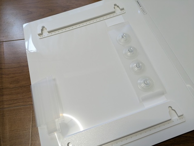 【KING GIM ハルファイル 冷蔵庫にも貼れるファイル】4個の吸盤が付属していますが、別売のマグネットで固定することもできます