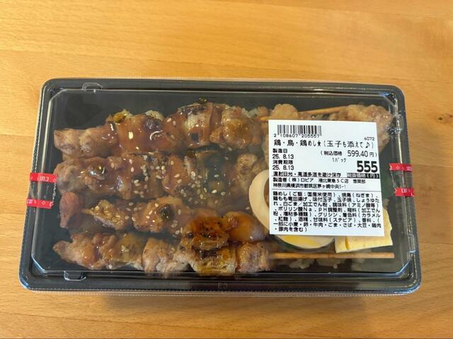 【ロピア 鶏・鳥・鶏めし弁当】4本の焼き鳥がズラリ!肉の迫力にテンション上がる♪