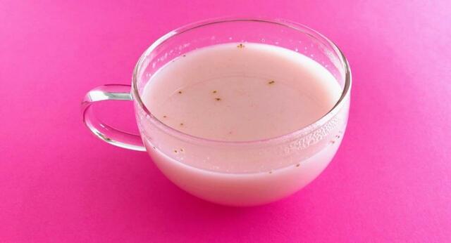 【カルディオリジナル：インスタントストロベリーラテ】ホットラテにしましたが、アイスも作れますよ