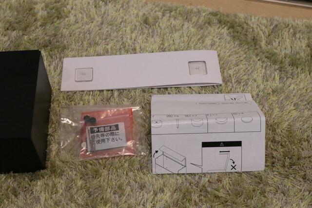 【山崎実業Tower ウォールペーパーホルダー】取り付け用のシールやピンが付属