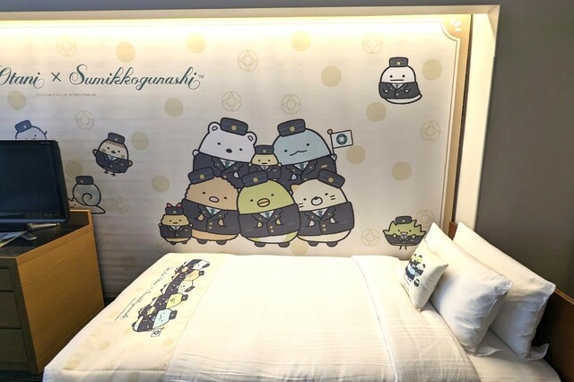 【すみっコぐらしルーム in ホテルニューオータニ】壁にはオリジナルイラストが描かれている ©San-X