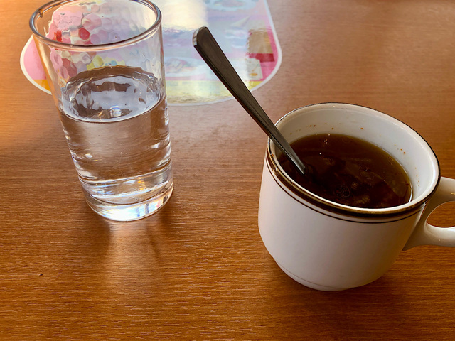 【ココス　スープバー】料理が運ばれてくるまで、ゆっくりスープを飲みながら待ちます