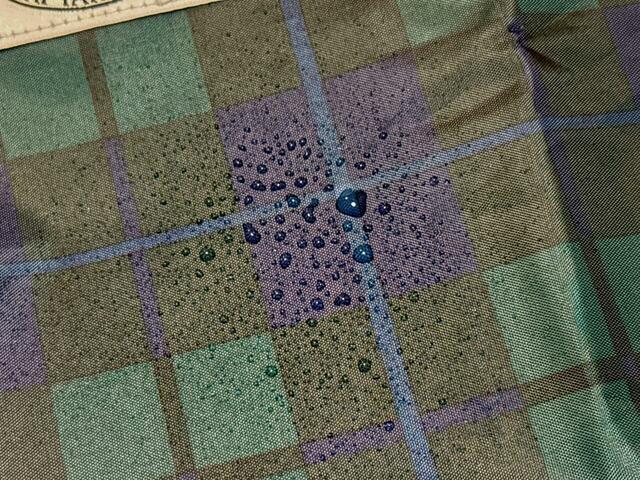 生地には撥水加工が施されています！