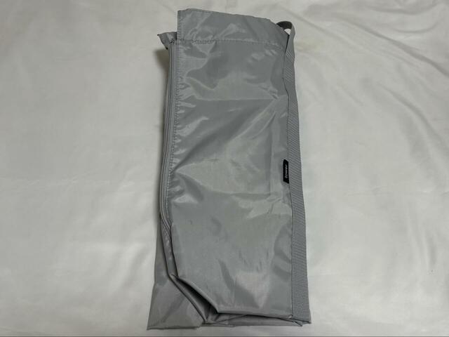 【tower 洗える持ち帰り寿司・ピザが入るかばん】折りたたみ方２：ポケットがある面を下にして縦に三つ折りします⇒