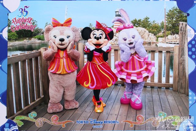 東京ディズニーリゾート開園35周年記念のコスチュームのキャラクター写真