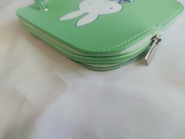 チャックで、持ち手は平べったい