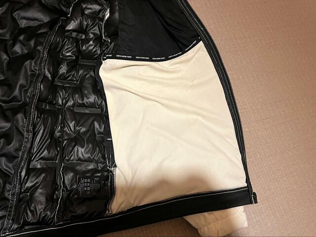 【ワークマン　エアロストレッチアルティメットフーデッドパーカー】内側には500mlのペットボトルを2本とタブレットが収納できる大型のポケット付き