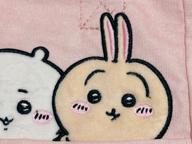 ちいかわたちのほうを見るうさぎ。特徴的な眉や口も忠実に再現されている高クオリティ！