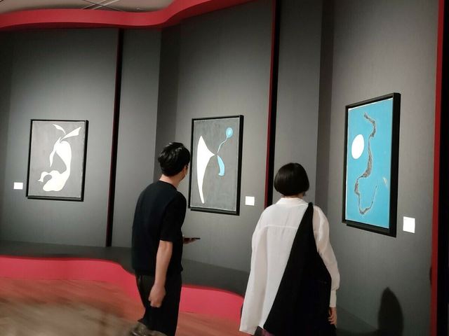 展示風景より　左から、推定岡本太郎《作品C》、《作品B》、《作品A》、いずれもca.1931-33年ユベール・ル コレクション（パリ）蔵