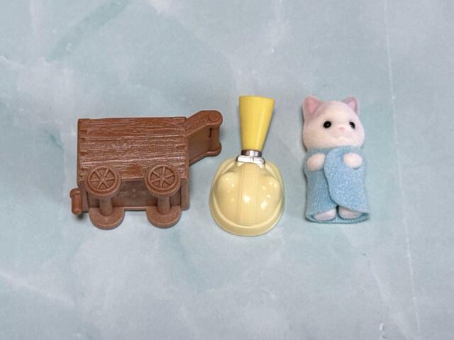 お目当てのひとつ、「3．ラテネコの小さい赤ちゃんとヘルメット・トロッコ（カーラ）」が登場！歓喜！