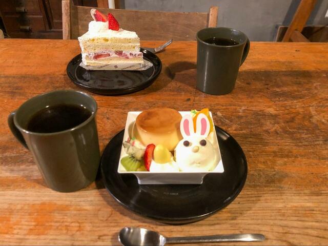 【シャトレーゼ　イースターうみたて卵のプリンアラモード】コーヒーや紅茶をお供にいただきましょう♪