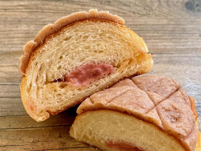 【PARKER HOUSE BUTTER ROLL（パーカーハウスバターロール）】サクサクのイチゴクッキーと、イチゴクリームの酸味と甘味を味わえる「いちごぱん」