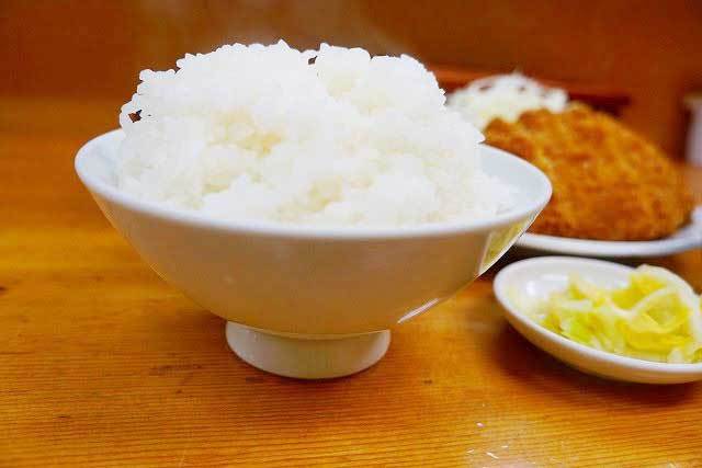 「とんかつ 山家」　ロースかつ定食　ご飯はしっかり大盛り