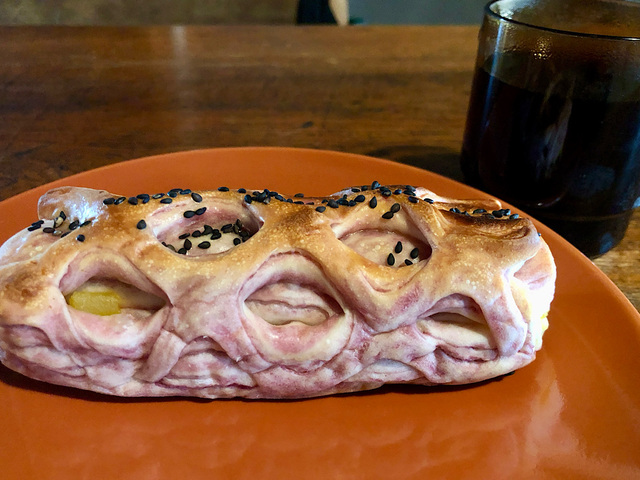 【タリーズコーヒー　むらさきOIMOロールスティック】トースターで温めると、部屋の中がお芋の香りに包まれます